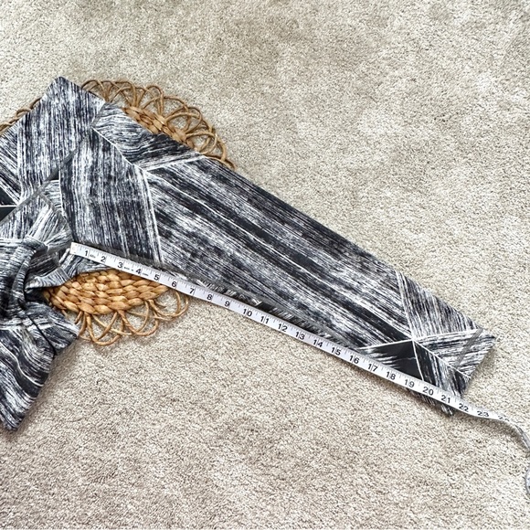 Lululemon Wunder Under Crop II Full-On Luon Heat Wave White Black Size 4 - Picture 12 of 13